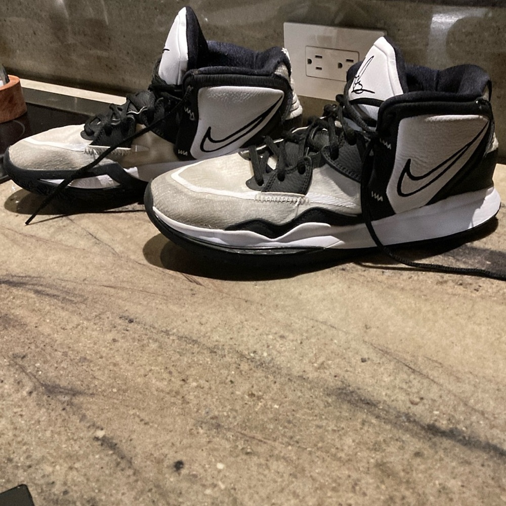 9.5 men’s (us) Nike Kyrie infinity-tb white black basketball shoes